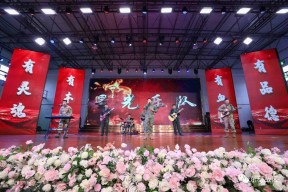 九游官网平台 -穆古鲁扎迎来三赛季出色发挥，DWG观众热烈欢呼！(唐多令译文)