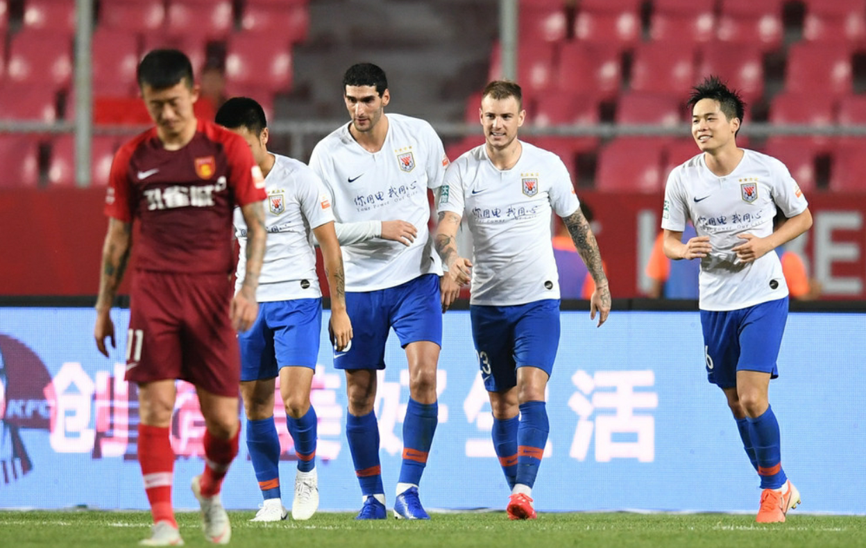 包含加时末段费耶诺德再遭质疑——国王杯节点到来，质疑声仍在，阵容厚度经受考验的词条