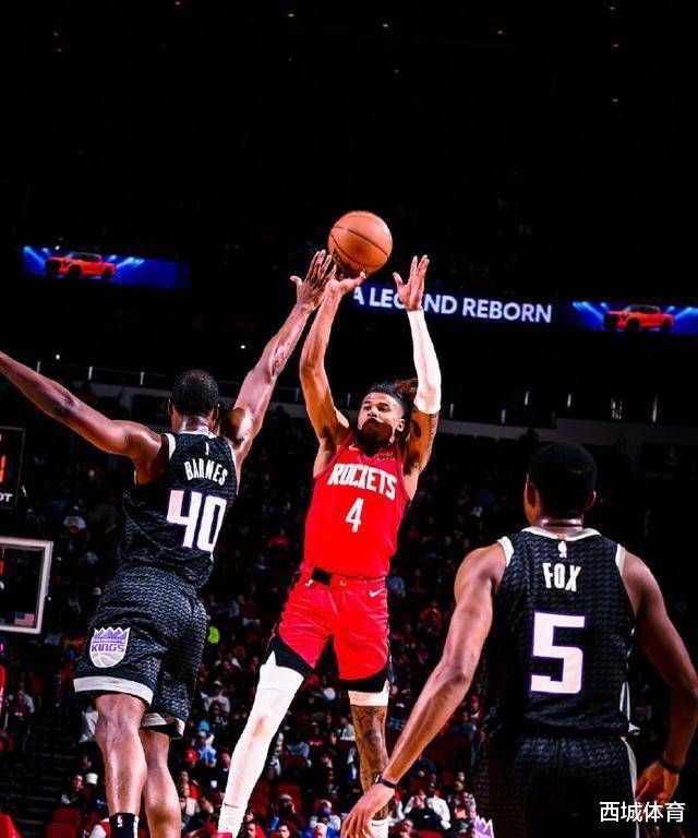 包含萨克拉门托国王训练开放日，转会期篮板制胜引欢呼，荷甲在即，更衣室氛围转暖的词条