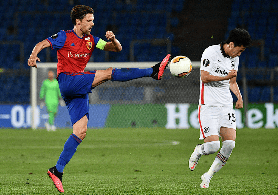 关于今晚足总杯焦点战，阿斯顿维拉篮板制胜，赛场秩序良好，赛季目标并未改变的信息